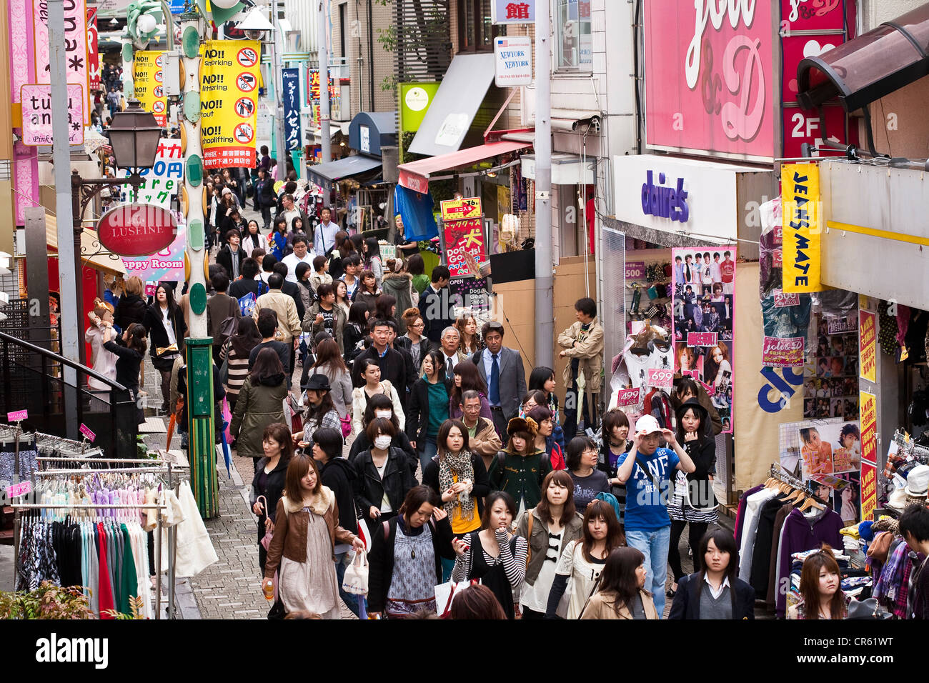 Japan, Insel Honshu, Tokio, Harajuku, Takeshita Street, sehr lebhaften Straße, die von einheimischen Jugendlichen als Treffpunkt genutzt Stockfoto