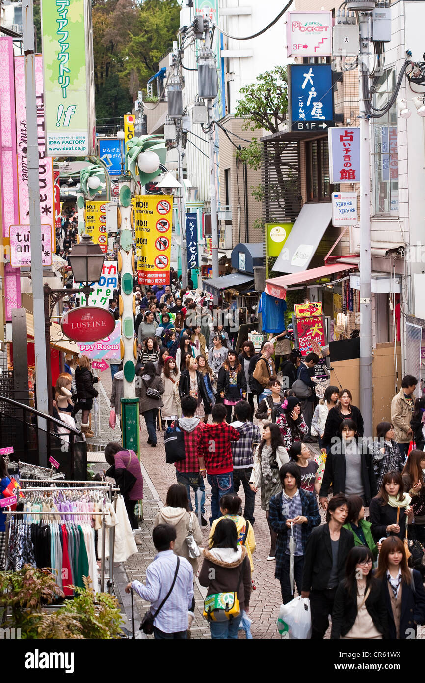 Japan, Insel Honshu, Tokio, Harajuku, Takeshita Street, sehr lebhaften Straße, die von einheimischen Jugendlichen als Treffpunkt genutzt Stockfoto