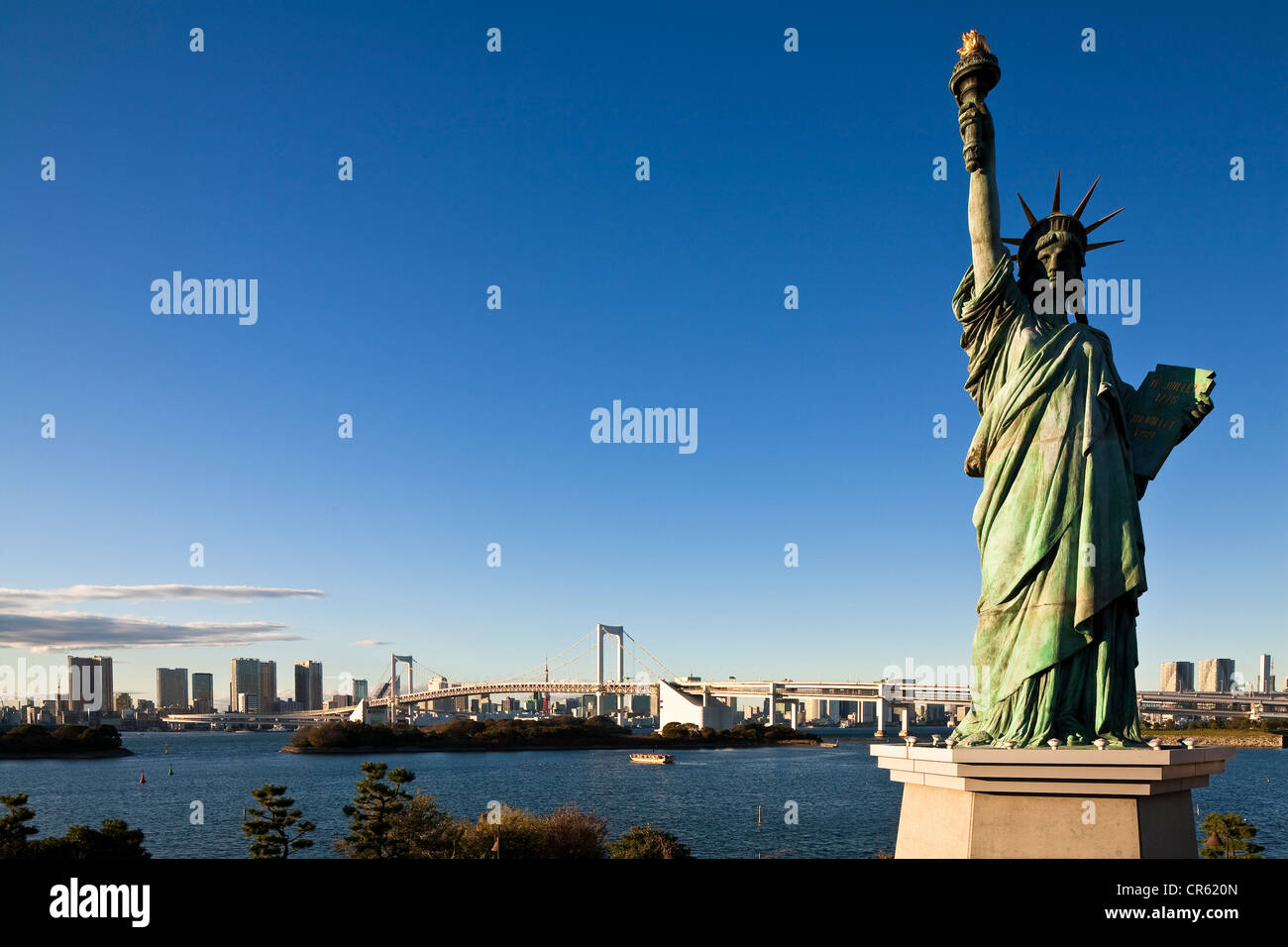 Japan, Insel Honshu, Tokio, Odaiba Marine Park, die Replik der Statue of Liberty Bartholdi mit der Rainbow Bridge im Stockfoto