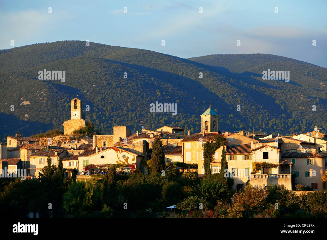 Frankreich, Vaucluse, Lubéron, Lourmarin, gekennzeichnet Les Plus Beaux Dörfer de France, Luberon-massiv im Hintergrund Stockfoto