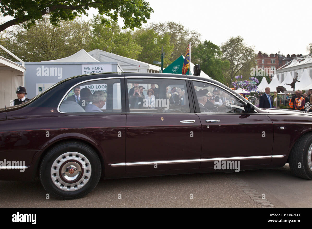 Königin Elizabeth II. Und Prinz Philip kommen mit dem Auto an der RHS Chelsea Flower Show 2012 in London, England, Großbritannien. Sie besuchten jedes Jahr. Stockfoto