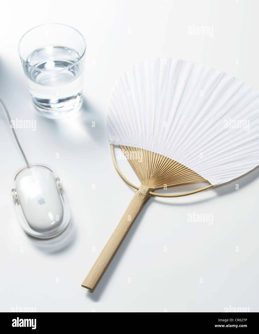 Ventilator, Computer Maus und Glas Wasser Stockfoto