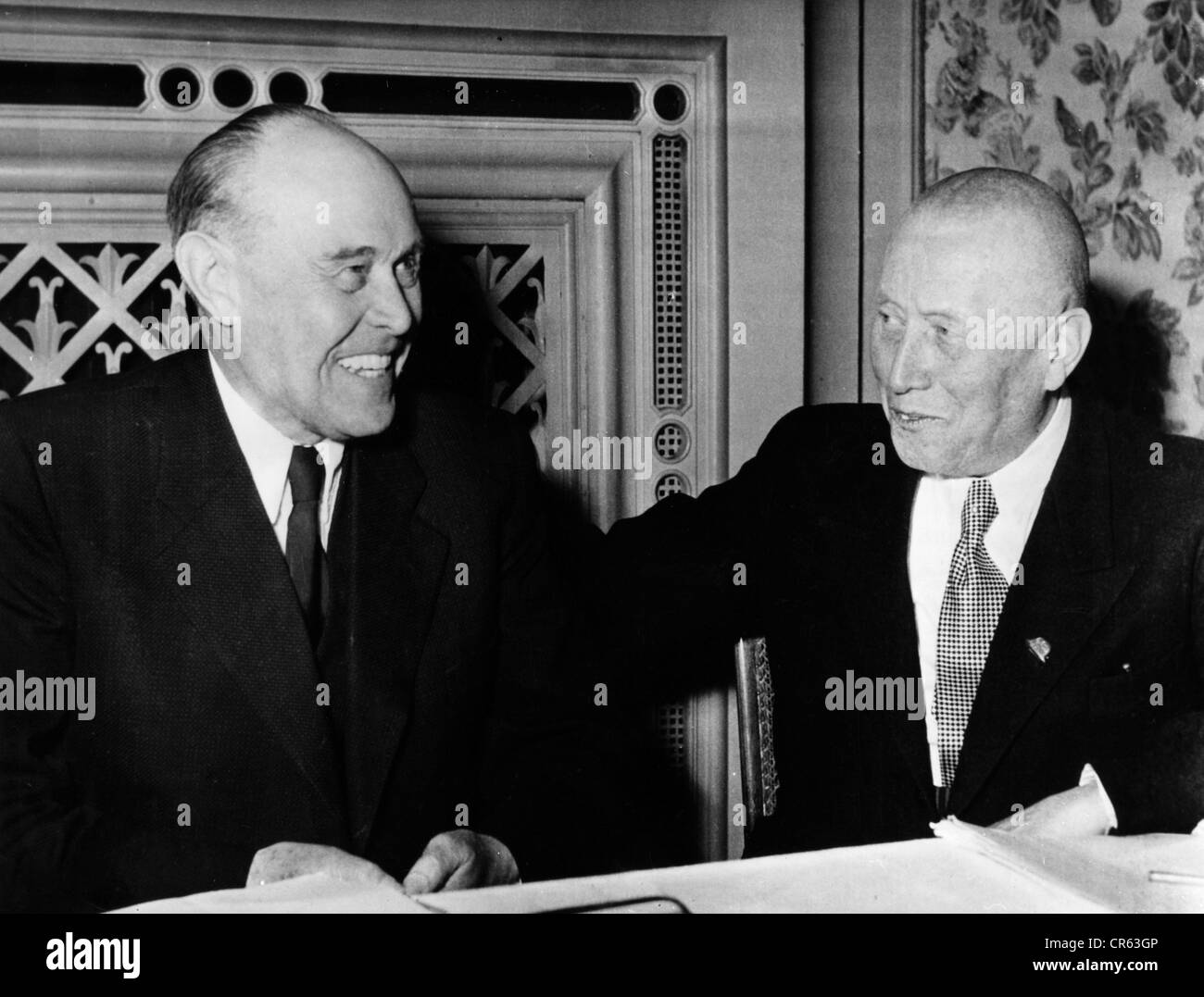 Kesselring, Albert 30.11.1885 - 16.7.1960, deutscher General, präsident von Stahlhelm, mit Dr. Lehmann, Gauführerversammlung, Köln, 11.5.1958, Stockfoto