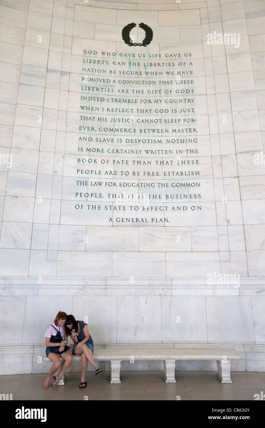 Vereinigte Staaten von Amerika, Washington DC, die Mall, Jefferson Memorial, Wand graviert mit einigen seiner Erklärungen Stockfoto