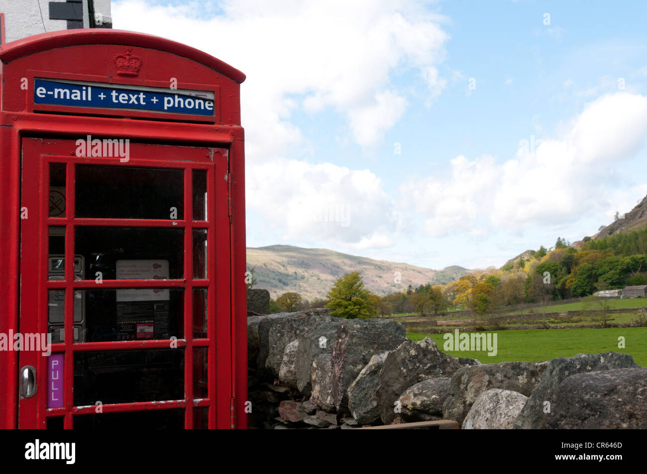 Eine rote Telefonzelle bietet e-Mail- und SMS-Einrichtungen in der Seenplatte Dorf Patterdale. Stockfoto