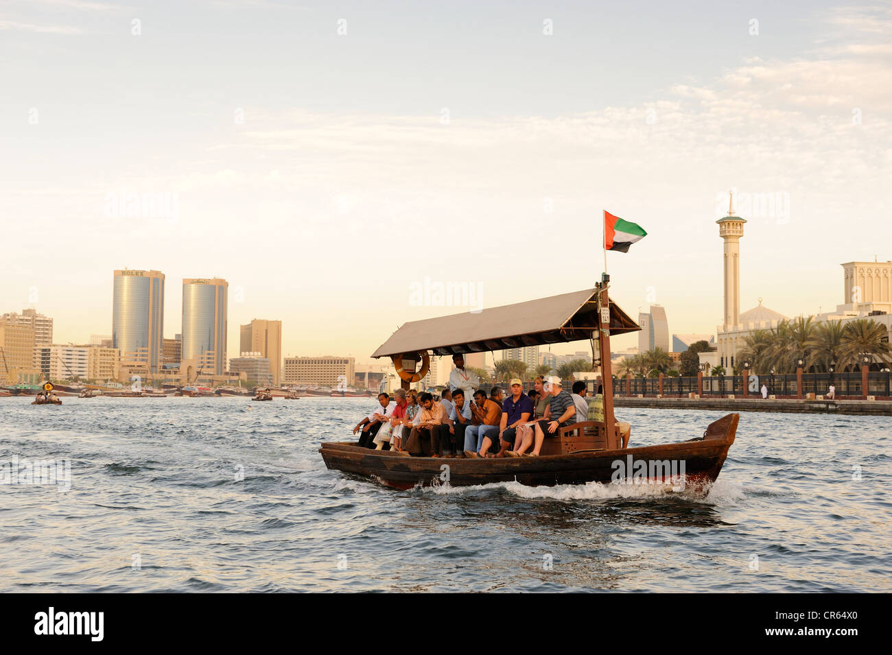 Wasser Taxi, ABRA, Dau am Dubai Creek zwischen Bur Dubai und Deira, Dubai, Vereinigte Arabische Emirate, Naher Osten, Asien Stockfoto