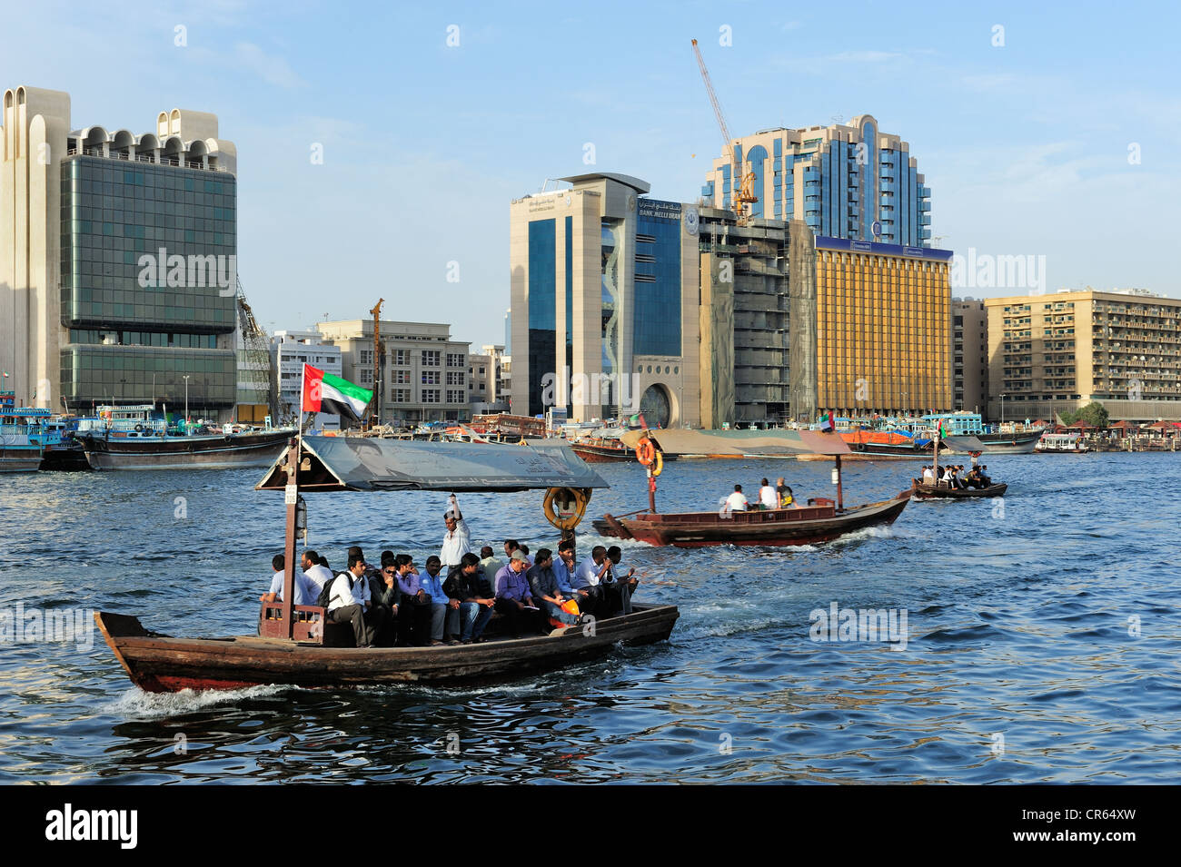 Wasser Taxi, ABRA, Dhau auf dem Dubai Creek zwischen Bur Dubai und Deira, Dubai, Vereinigte Arabische Emirate, Naher Osten Stockfoto