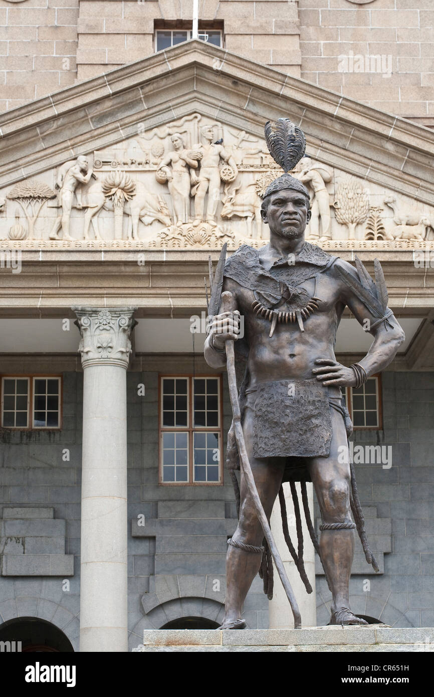 Südafrika, Provinz Gauteng, Pretoria, Rathaus, erbaut im Jahre 1931 mit der Statue des Stammes-Leiter Tshwane Stockfoto