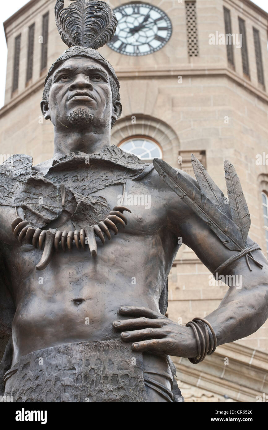 Südafrika, Provinz Gauteng, Pretoria, Rathaus, erbaut im Jahre 1931 mit der Statue des Stammes