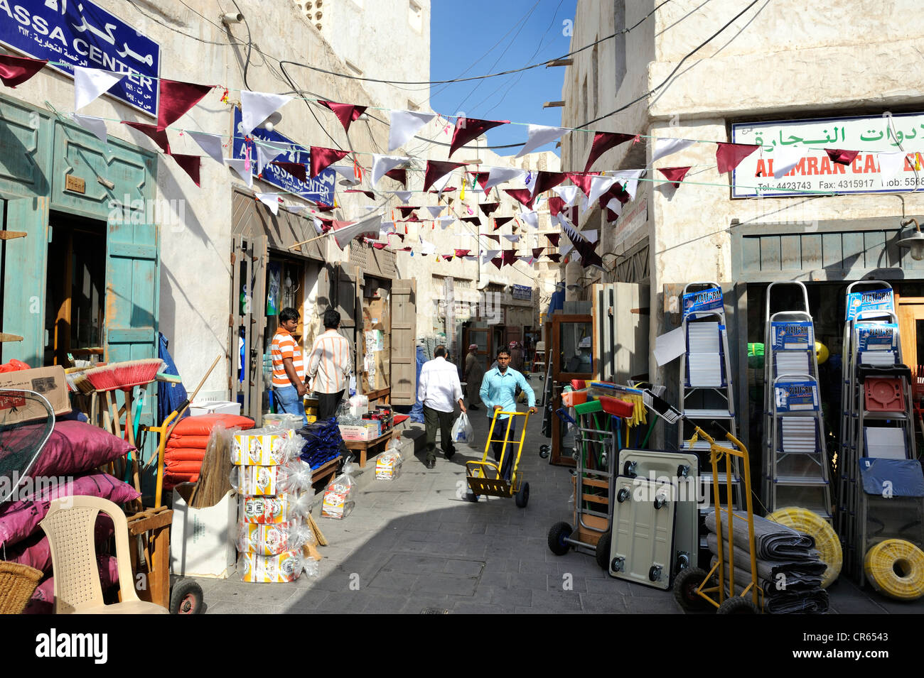 Kaufleute im Souq Waqif al, der ältesten Souk oder Basar in dem Land, Katar, Arabische Halbinsel, Persischer Golf, Nahost Stockfoto