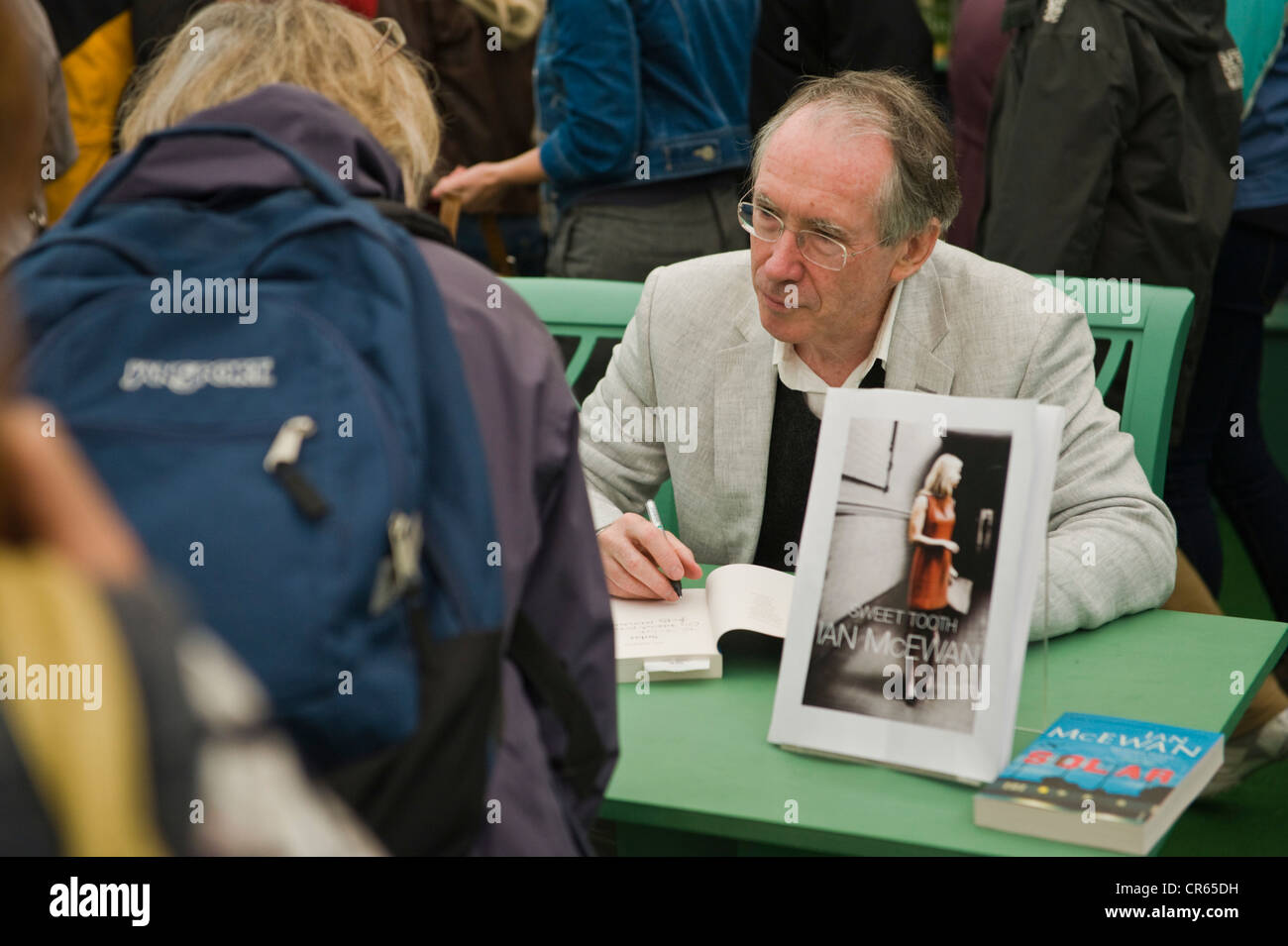 Ian McEwan Signierstunde anlässlich der Telegraph Hay Festival 2012, Hay-on-Wye, Powys, Wales, UK Stockfoto