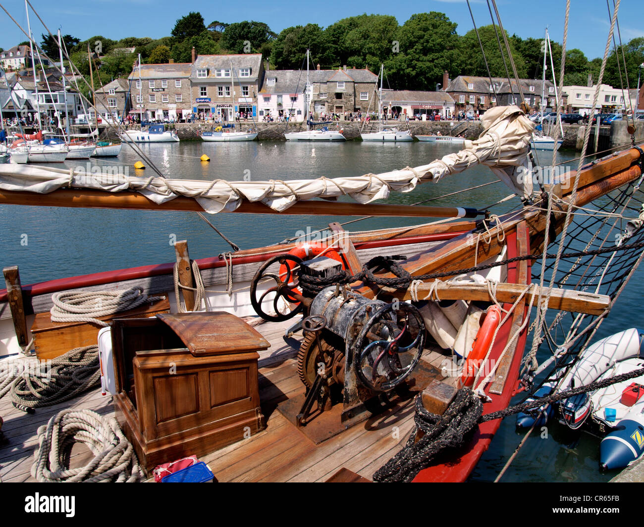 Alte hölzerne Schiff im Hafen von Padstow, Cornwall, UK Stockfoto