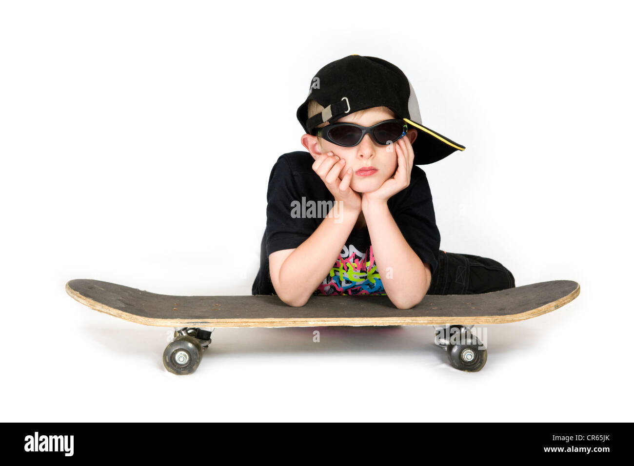 Studio Bild des kaukasischen 8 jähriger Junge mit Skateboard auf weißem Hintergrund Stockfoto