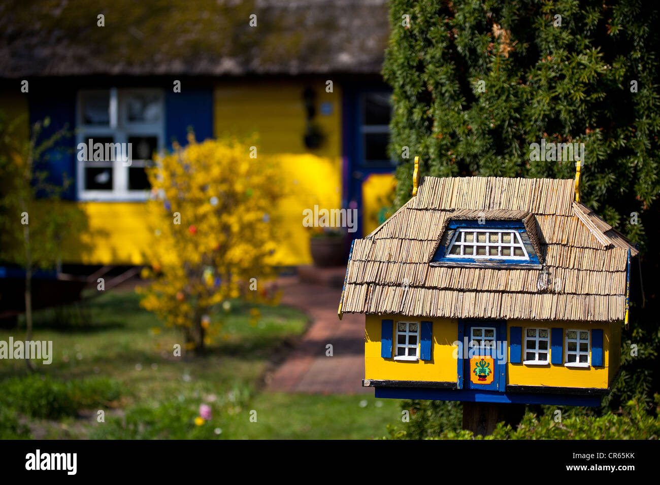 Briefkasten und Haus gebaut im gleichen Design, Born, North West Pomerania,  Deutschland, Europa Stockfotografie - Alamy