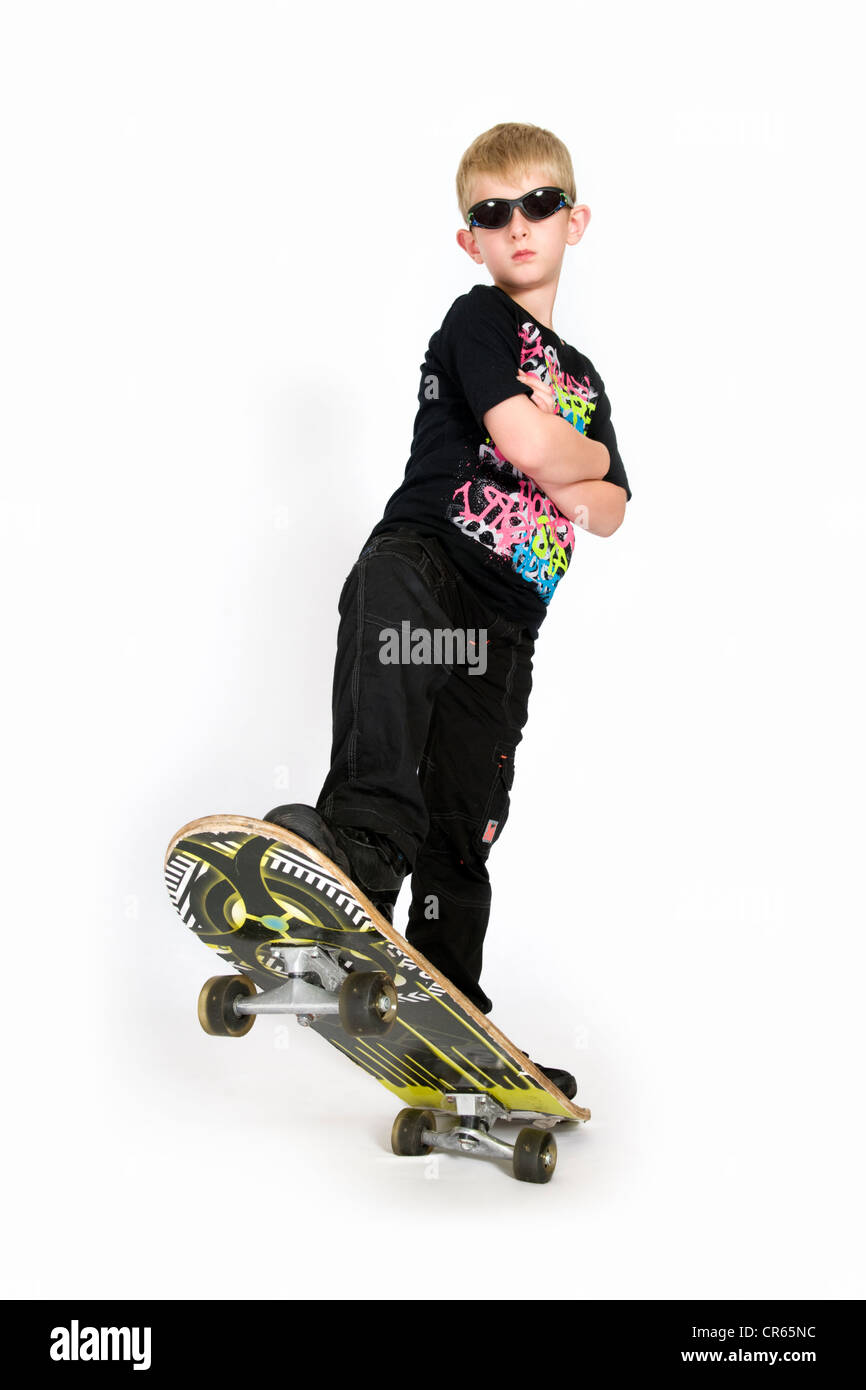 Studio Bild des kaukasischen 8 jähriger Junge mit Skateboard auf weißem Hintergrund Stockfoto