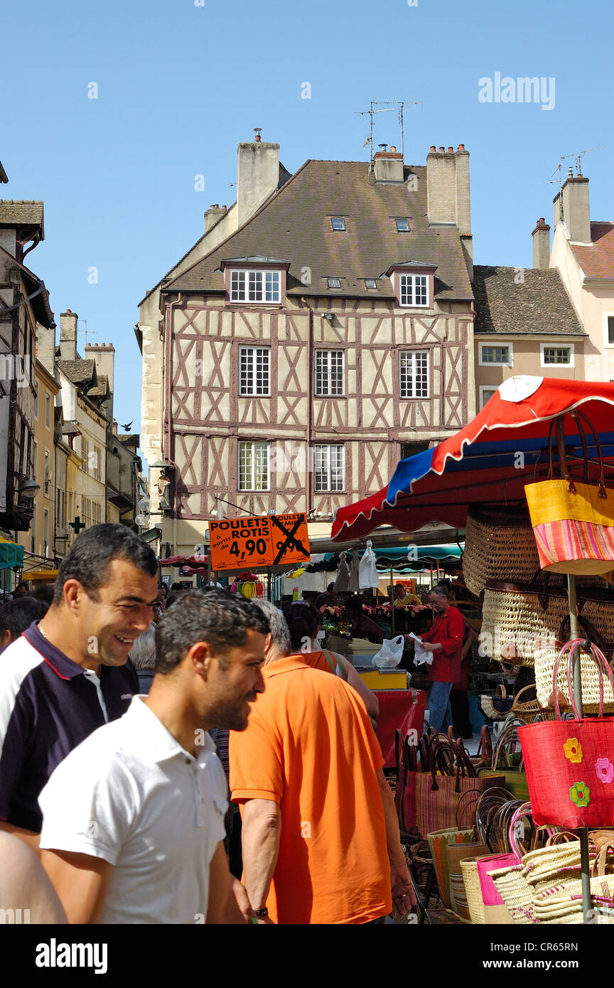 Markttag am Saint-Vincent-Platz. Chalon Sur Saône, Frankreich Stockfoto