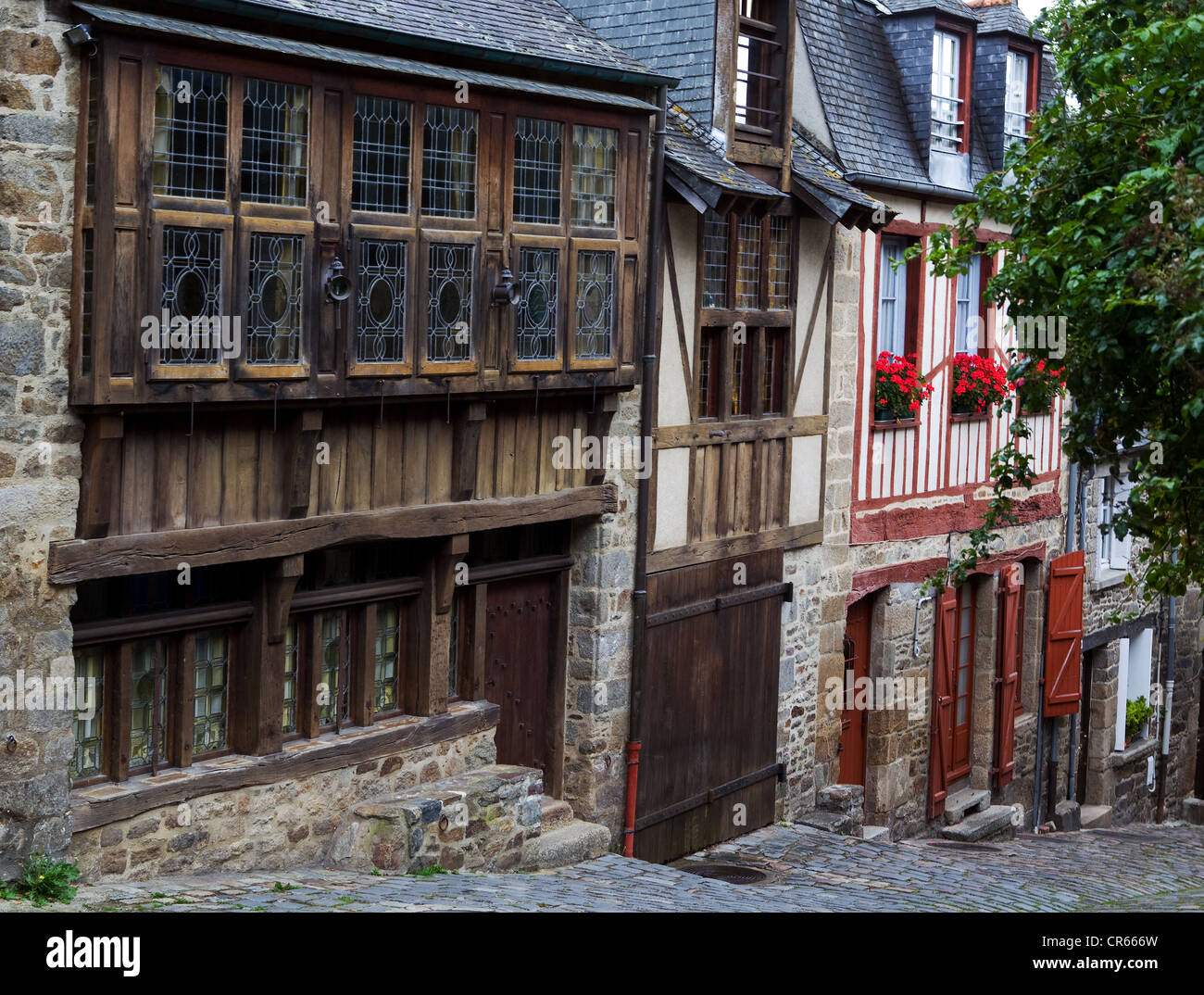 Häuserzeile mit Fachwerkgebäuden in Dinan, Bretagne, Frankreich, Europa Stockfoto