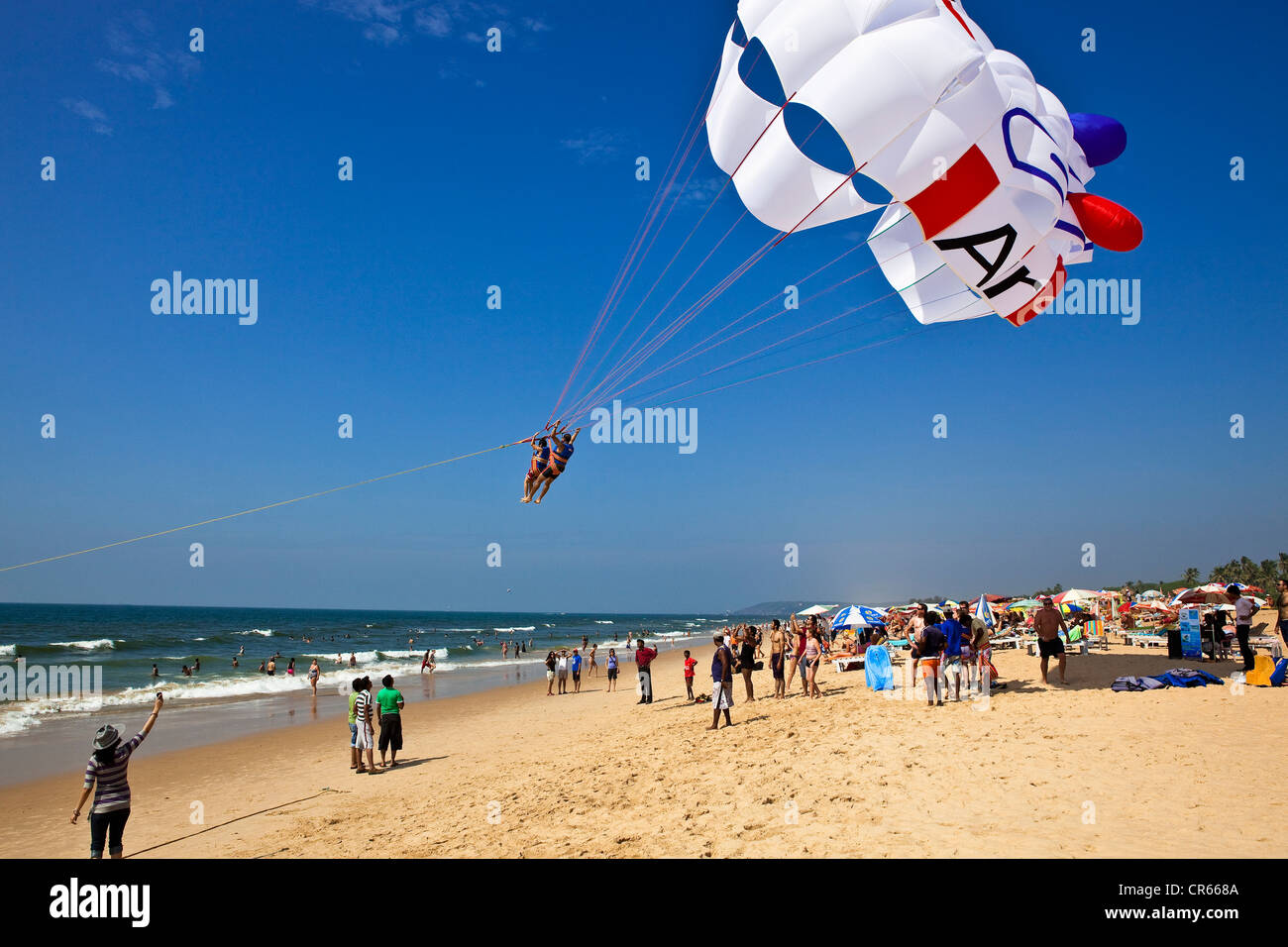 Indien, Goa Staat Candolim, anhebende Fallschirm am Strand Stockfoto