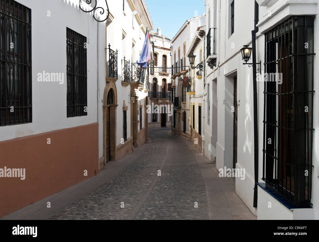 Eine typische Gasse wie in Ronda, Spanien. Stockfoto