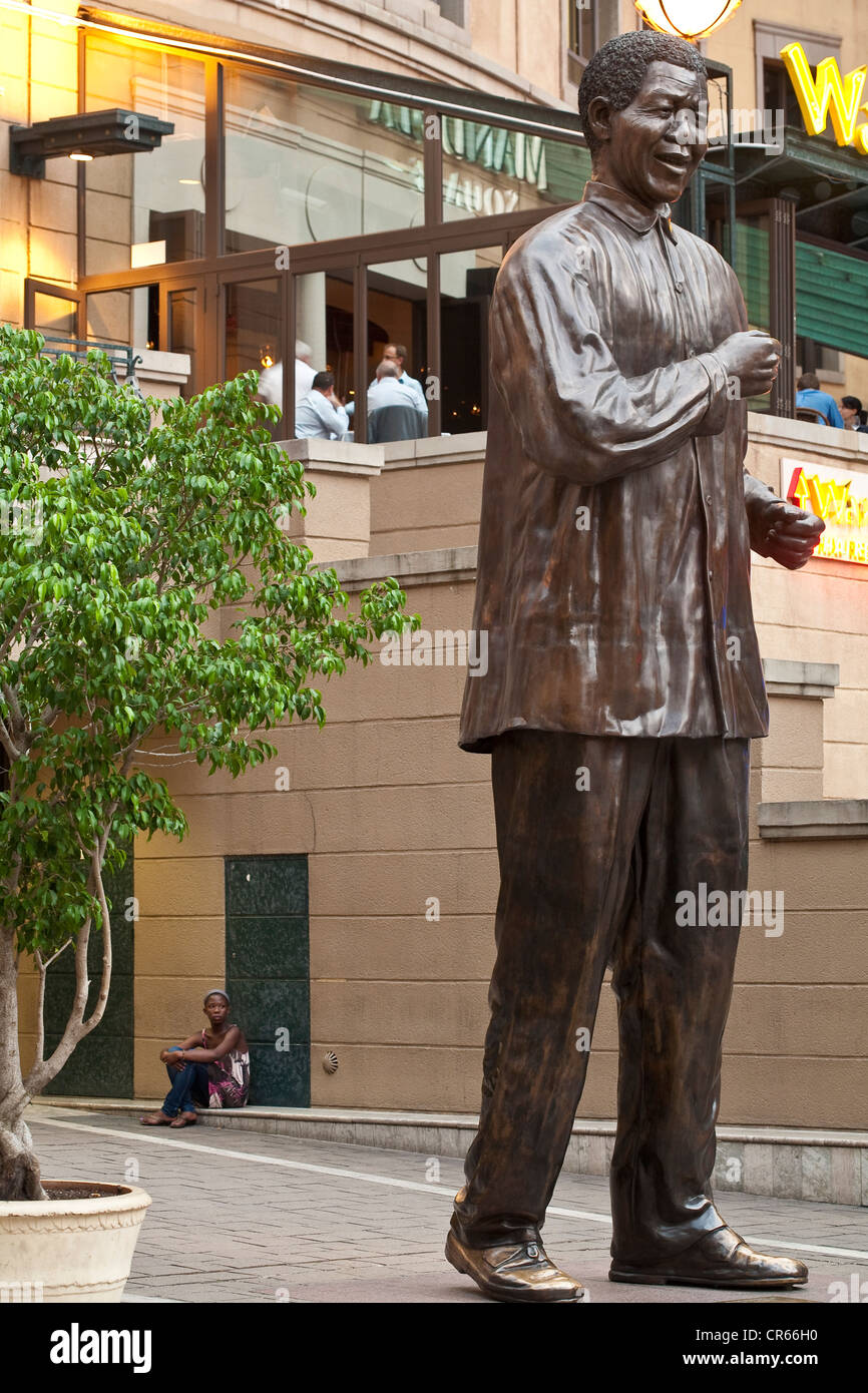 Südafrika, Provinz Gauteng, Johannesburg, Nelson Mandela Square Commercial Center, Statue des ehemaligen Präsidenten des Südens Stockfoto
