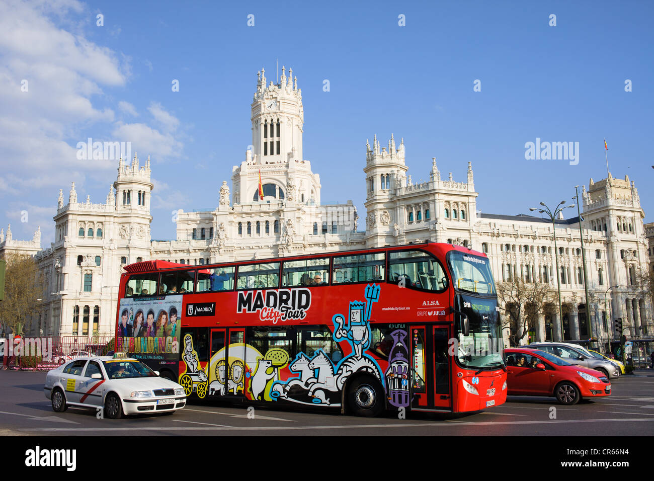 City Tour Bus in Madrid, Spanien am Plaza de Cibeles, Palacio de Comunicaciones im Hintergrund. Stockfoto