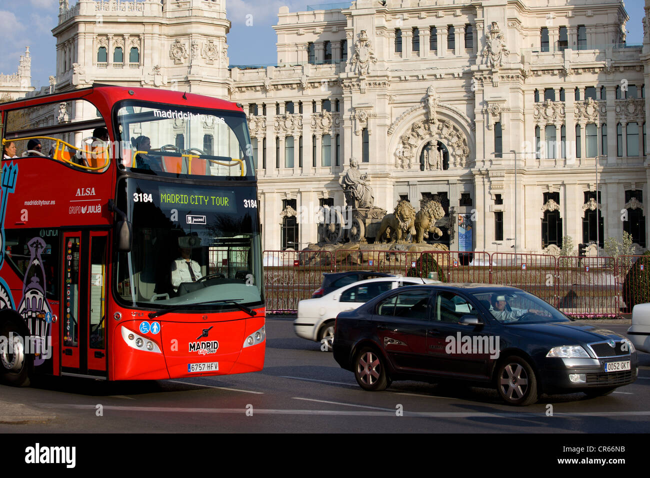 Madrid City Tour Bus am Plaza de Cibeles, Palacio de Comunicaciones und Cibeles-Brunnen im Hintergrund in Madrid, Spanien. Stockfoto