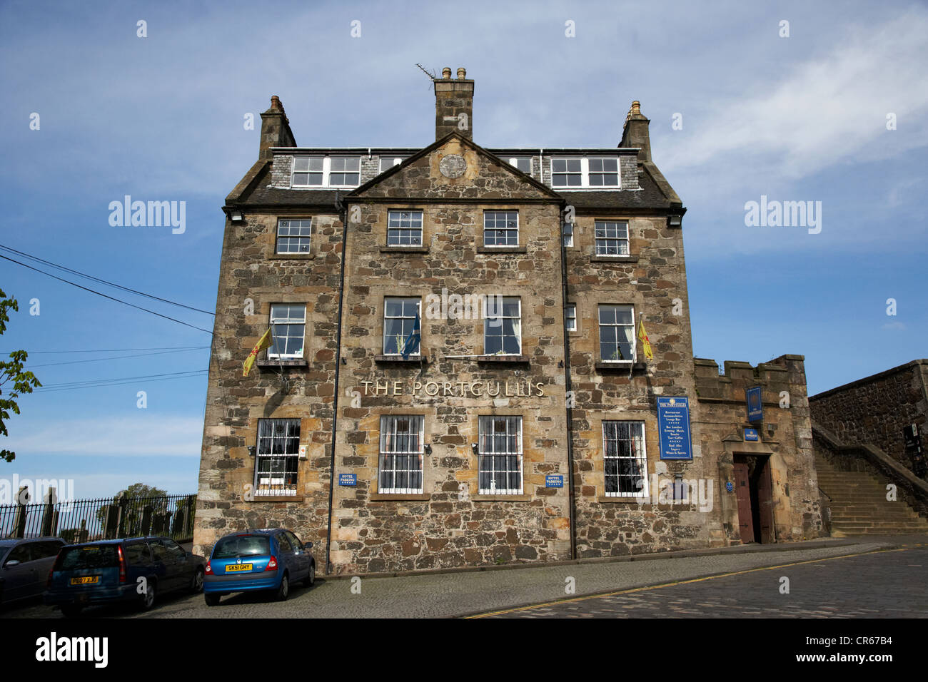 Das Fallgatter Hotel früher das alte Gymnasium in der historischen alten Stadt Stirling Schottland, Vereinigtes Königreich Stockfoto