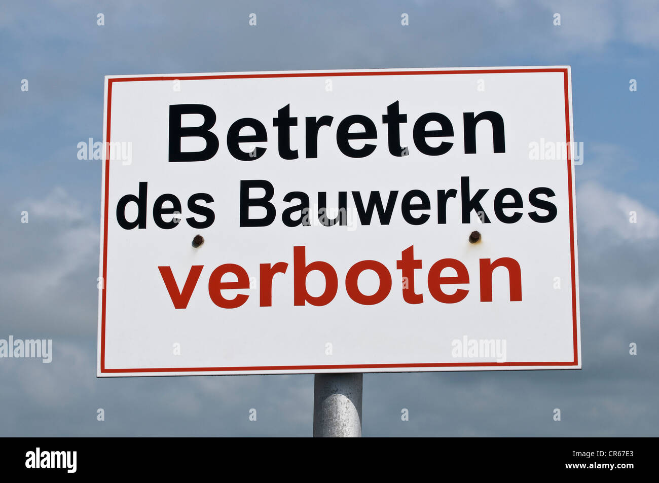 Schild "Betreten des Bauwerkes verboten", Deutsch für "kein Hausfriedensbruch des Gebäudes" Stockfoto