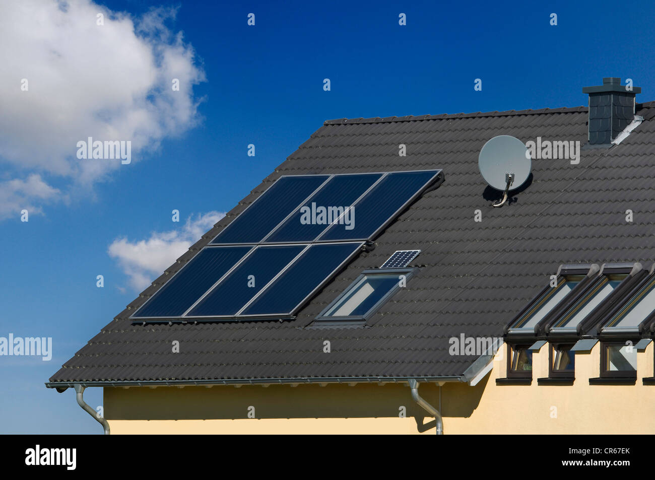 Wohnhaus mit Sonnenkollektoren für die Warmwasserbereitung auf dem Dach, Solarwärme, Bonn, Nordrhein-Westfalen, PublicGround Stockfoto