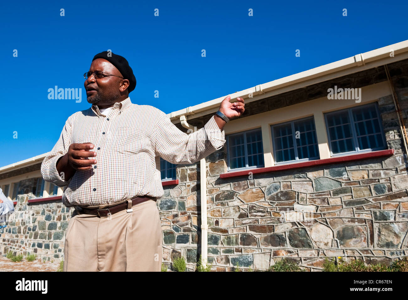 Südafrika Western Cape Kapstadt Gefängnis von Robben Island als Weltkulturerbe durch die UNESCO vor Stadt zu besuchen, mit Herrn Thando Stockfoto