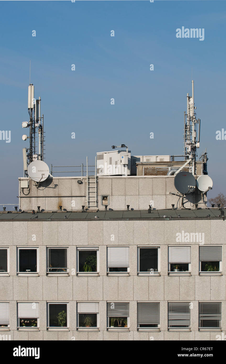 Zelluläre Sender auf Bürogebäude, Köln, Nordrhein-Westfalen, Deutschland, Europa Stockfoto