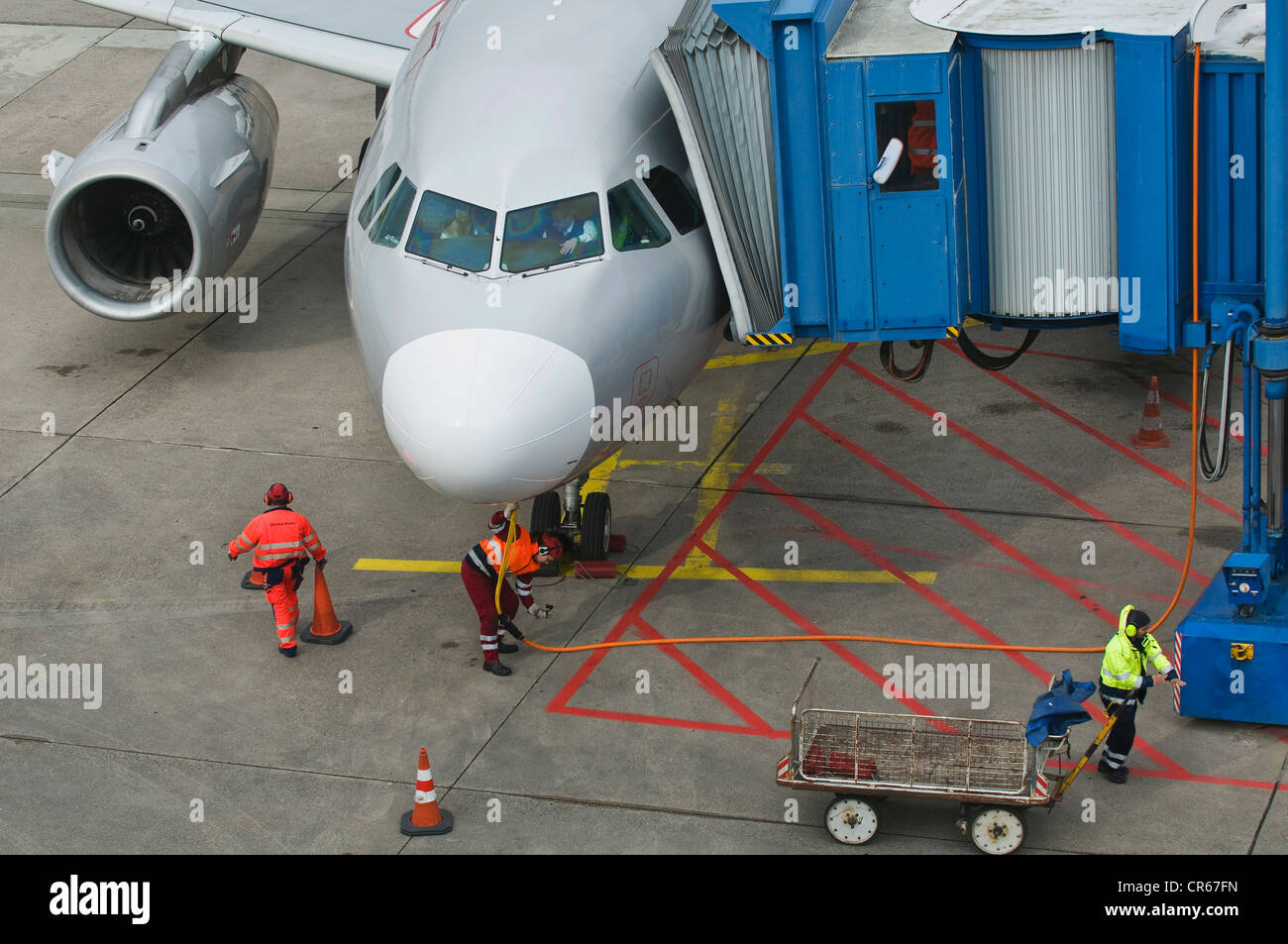 Germanwings-Flugzeug wird angeheizt und Entladen auf dem Vorfeld, Flughafen Köln-Bonn, genannt auch Flughafen Konrad Adenauer Stockfoto
