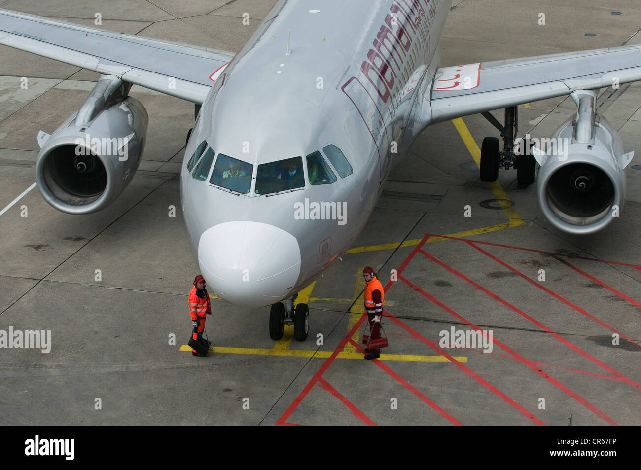 Germanwings Flugzeuge, letzten Schliff vor dem Abflug, Schürze Arbeiter an der Maschine, Flughafen Köln-Bonn, auch genannt Stockfoto