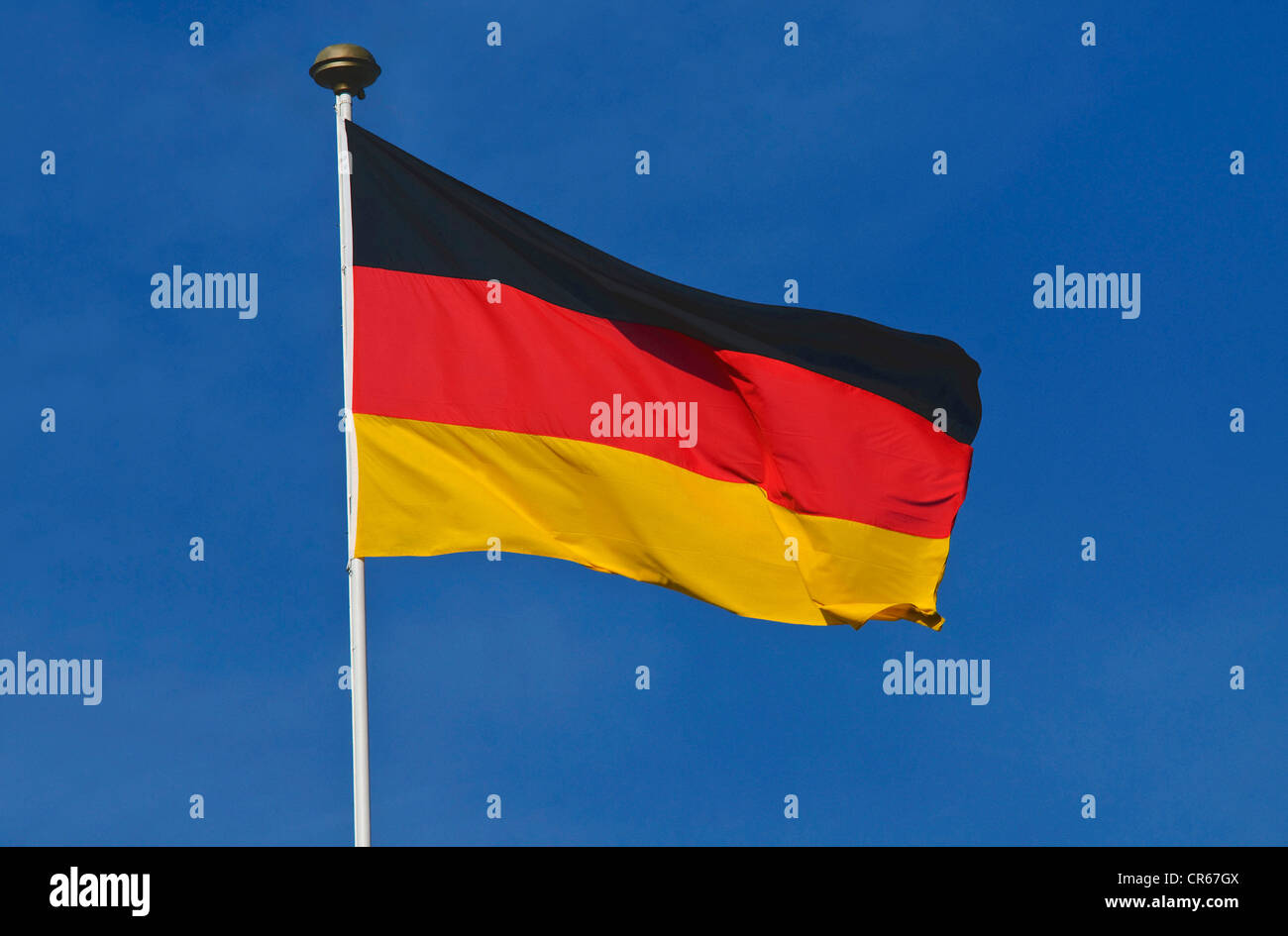 Deutschen Nationalflagge vor blauem Himmel Stockfoto