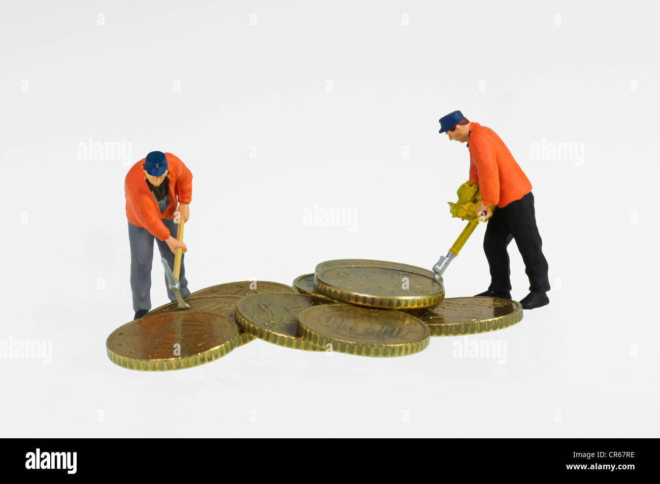 Miniaturfiguren Bauarbeiter mit einer Spitzhacke und einem Presslufthammer arbeiten auf einen Haufen von Euro-Münzen, symbolisches Bild für Stockfoto