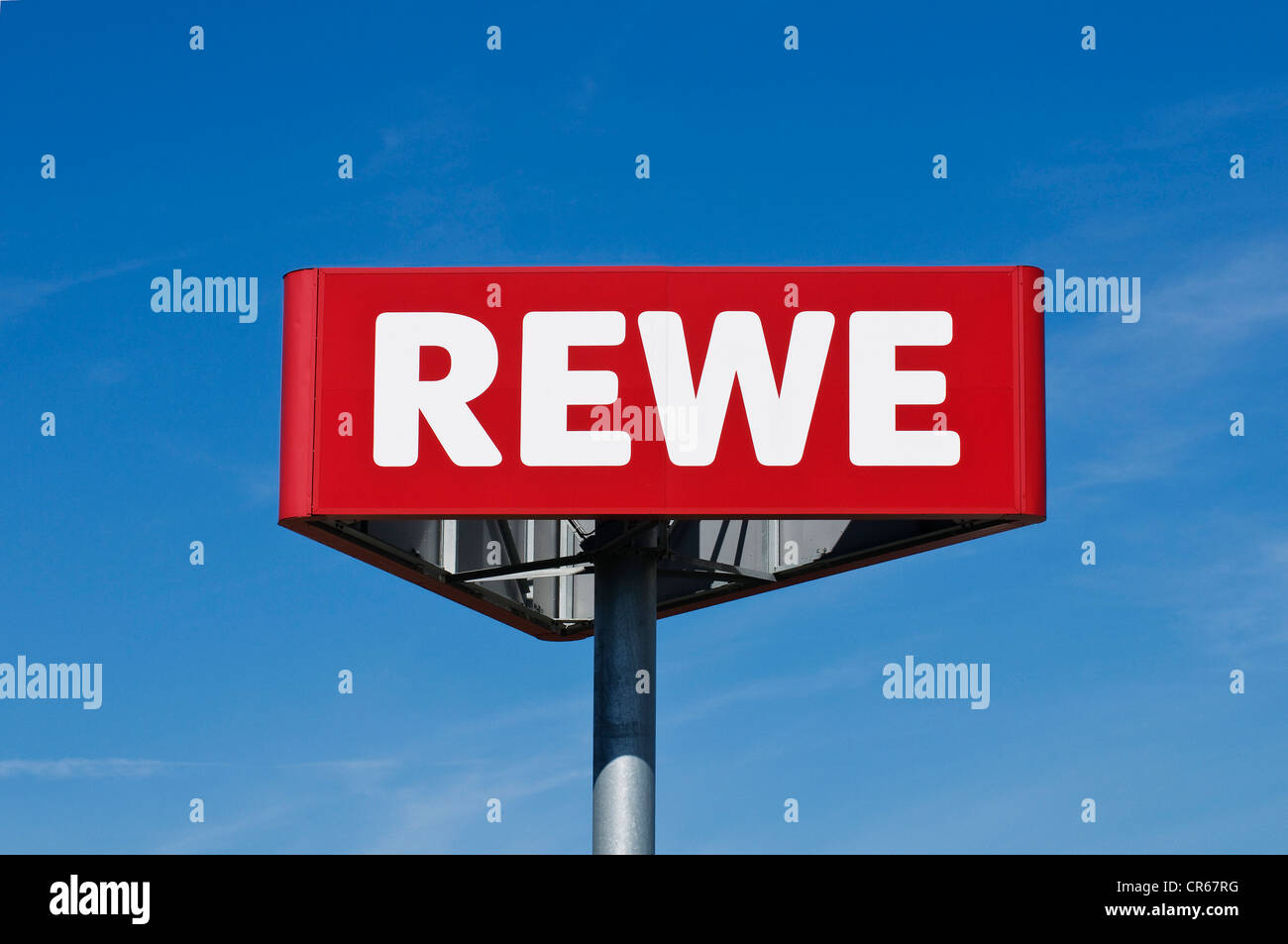 Logo der REWE-Supermarkt-Kette gegen blauen Himmel Stockfoto