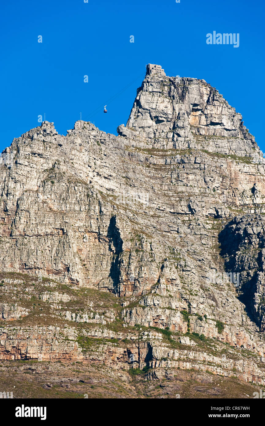 Südafrika, Western Cape, Seilbahn, gehen an der Spitze des Tafelbergs gesehen aus dem Bezirk von Camps Bay in Kapstadt Stockfoto