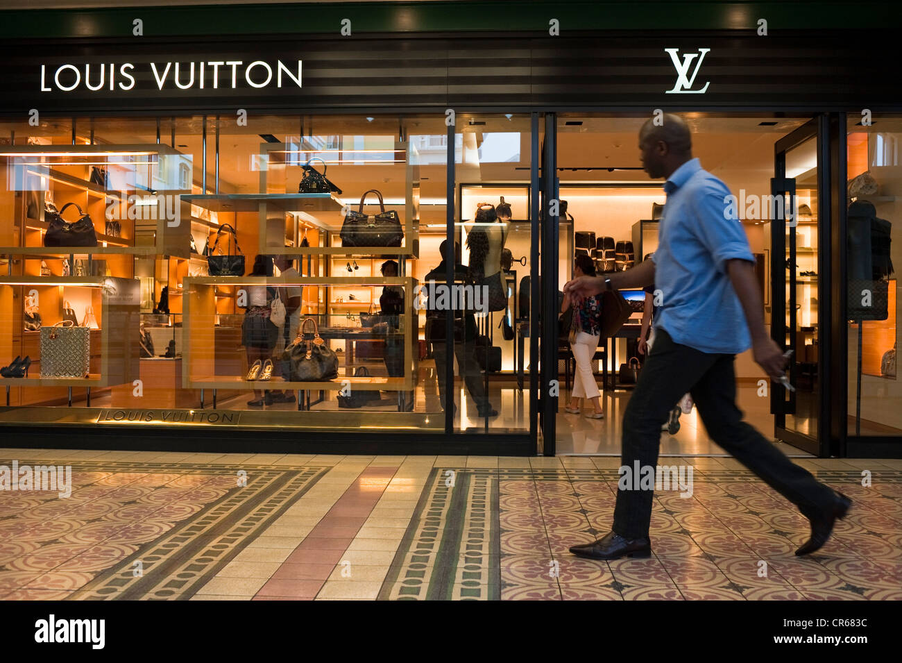 Südafrika, Western Cape, Cape Town, Victoria und Alfred Waterfront, Victoria Wharf Shopping Centre, Louis Vuitton boutique Stockfoto