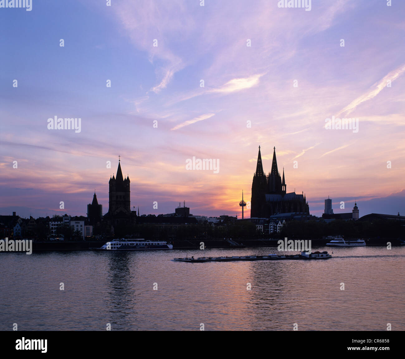 Skyline mit Kölner Dom im letzten Abendlicht, Dämmerung, Altstadt, Köln, Nordrhein-Westfalen, Deutschland, Europa Stockfoto