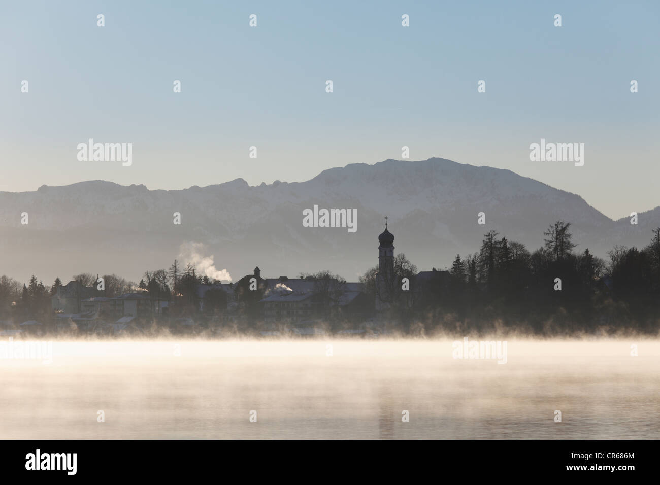 Deutschland, Bayern, Ansicht von Seeshaupt Dorf mit Starnberger See Stockfoto