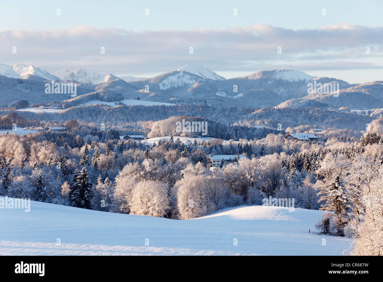 Deutschland, Bayern, Blick auf die Voralpen mit Mangfallgebirge Bergen im Hintergrund Stockfoto