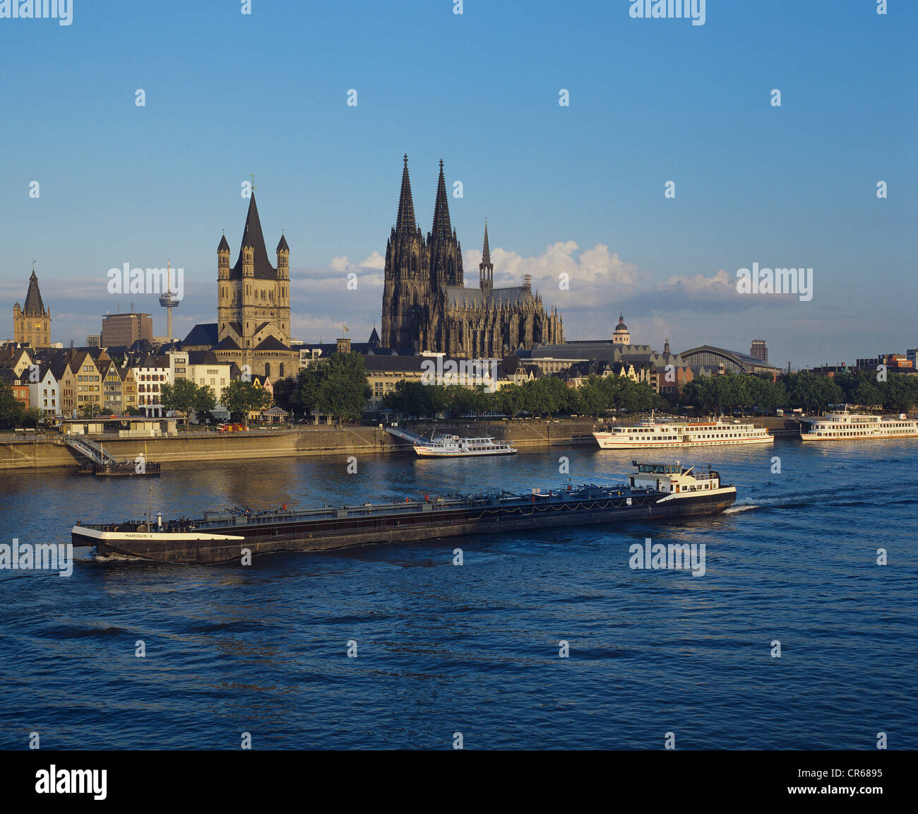 Historische Viertel von Köln, Schiffe auf dem Rhein in den Vordergrund, Kölner Dom, hohen Dom St. Peter und Stockfoto