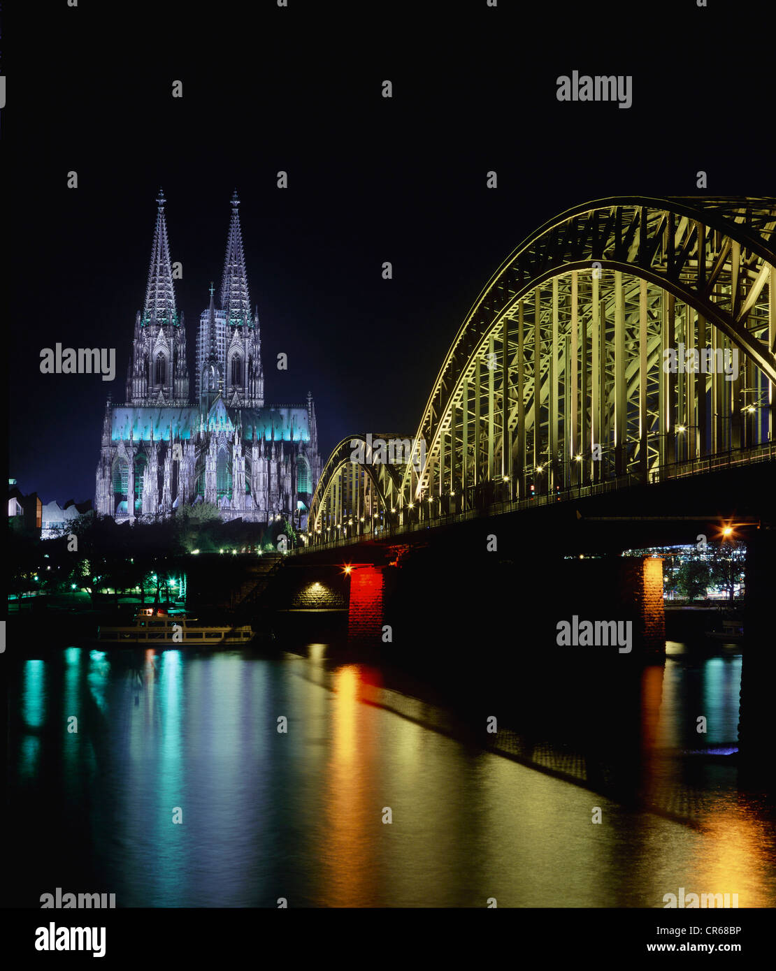 Bögen der Deutz-Brücke über den Rhein vor dem Kölner Dom bei Nacht, Köln, Nordrhein-Westfalen Stockfoto