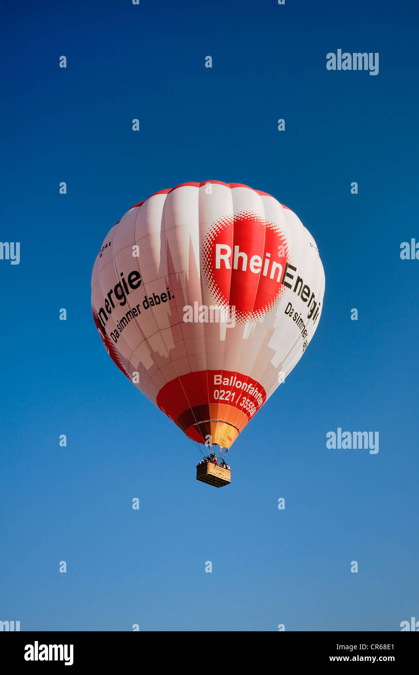 Captive Ballon mit Rheinenergie Logo Klettern gegen blauen Himmel Stockfoto