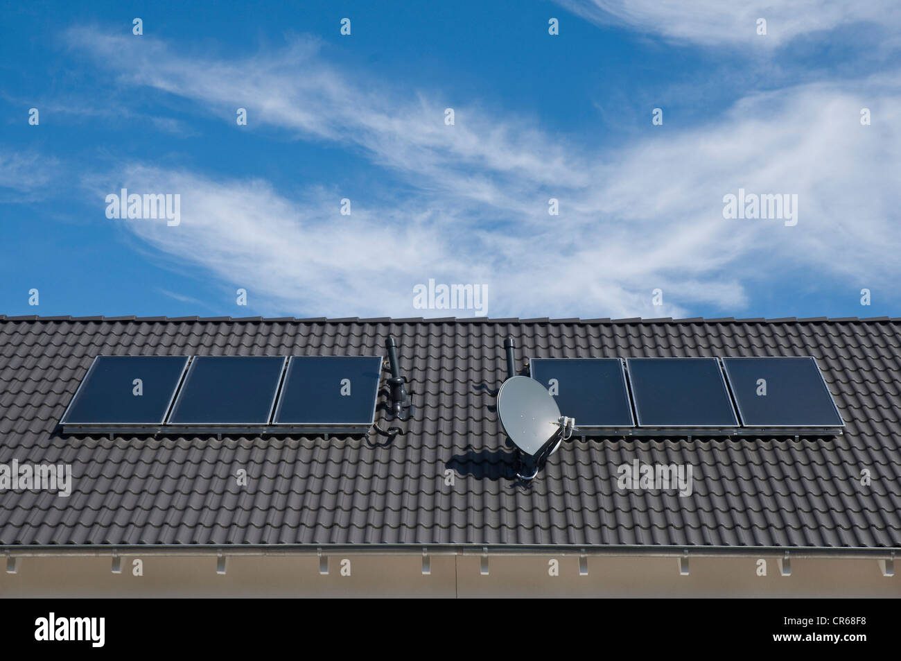Sonnenkollektoren in Wärme Wasserflächen, Aufnahme auf einem Dach eines Mehrfamilienhauses, PublicGround Stockfoto
