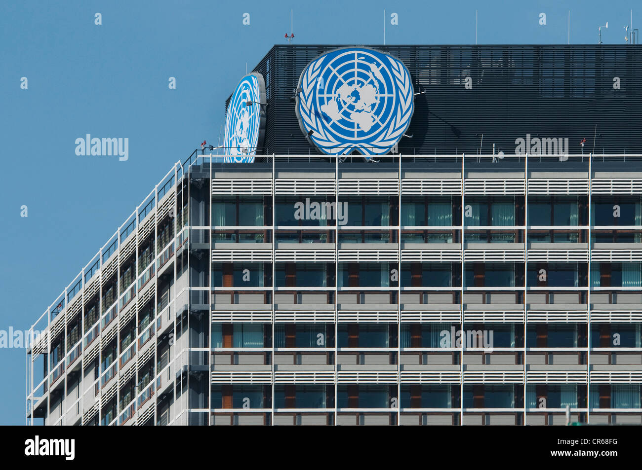 UN-Gebäude mit Logo der Vereinten Nationen, Langer Eugen, Gebäude in der ehemaligen Regierung Bezirk Bonn Stockfoto