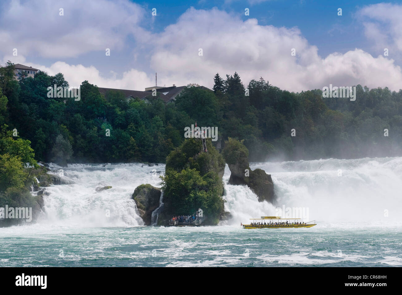 Rheinfall bei Schaffhausen, Boot Kreuzfahrt in der Nähe des Wasserfalls, der Schweiz, Europas Stockfoto