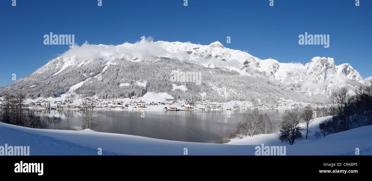 Österreich, Steiermark, Ansicht von Grundlsee See und Dorf Stockfoto