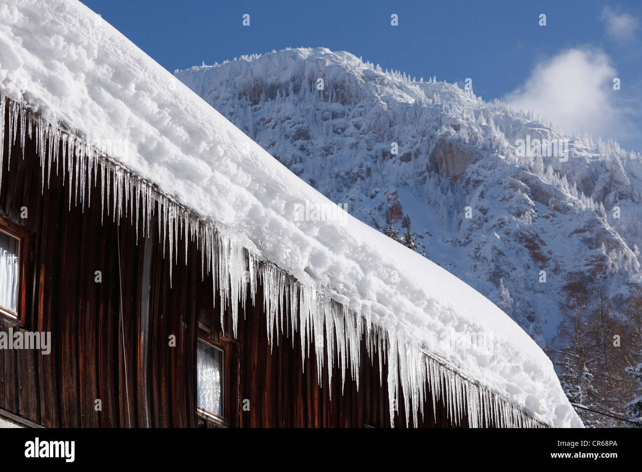 Österreich, Steiermark, Ansicht von Eiszapfen auf Dach Stockfoto