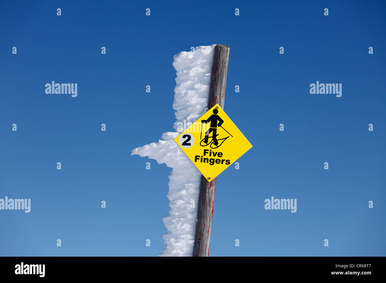Österreich, Oberösterreich, Hinweisschild für Schneeschuhwanderer Stockfoto